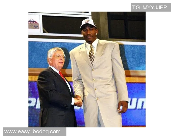 小斯重返赛场展现壮实身材太阳揭幕战再现昔日小霸王风采